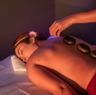 Massage thaï traditionnel avec pierres chaudes pour relaxation profonde – Māy Bān Thaï Massage.