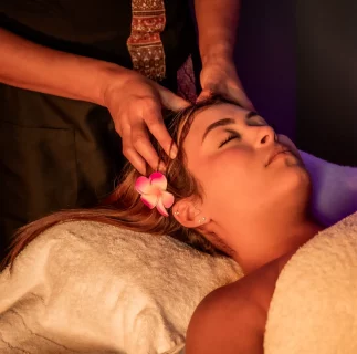 Soulagement du stress avec massage thaï traditionnel chez Māy Bān Thaï Massage.
